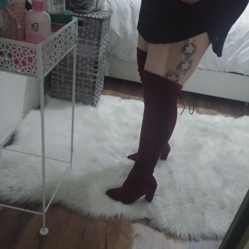 Very cute high boots.